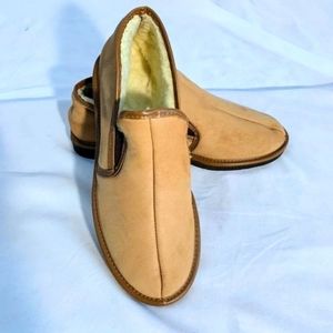 WOMEN'S / (MENS 7?) COZY WARM SLIPPERS